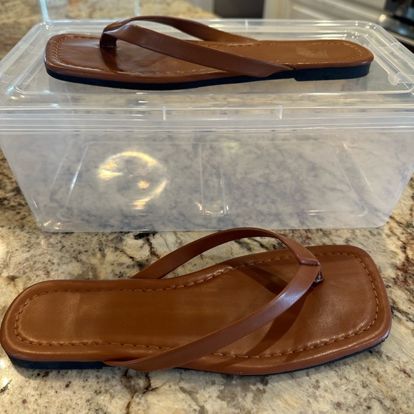 Women’s Square Toe Flip Flops Size 7 - Picture 2 of 2